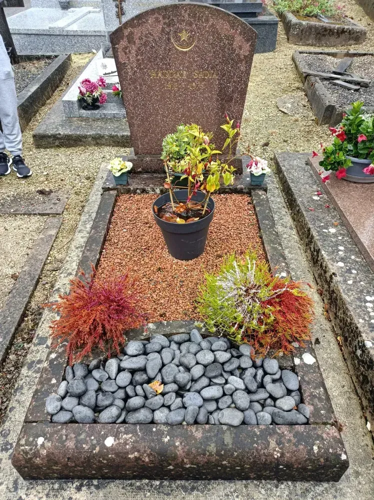 Pierre tombale avant - Lo company 1